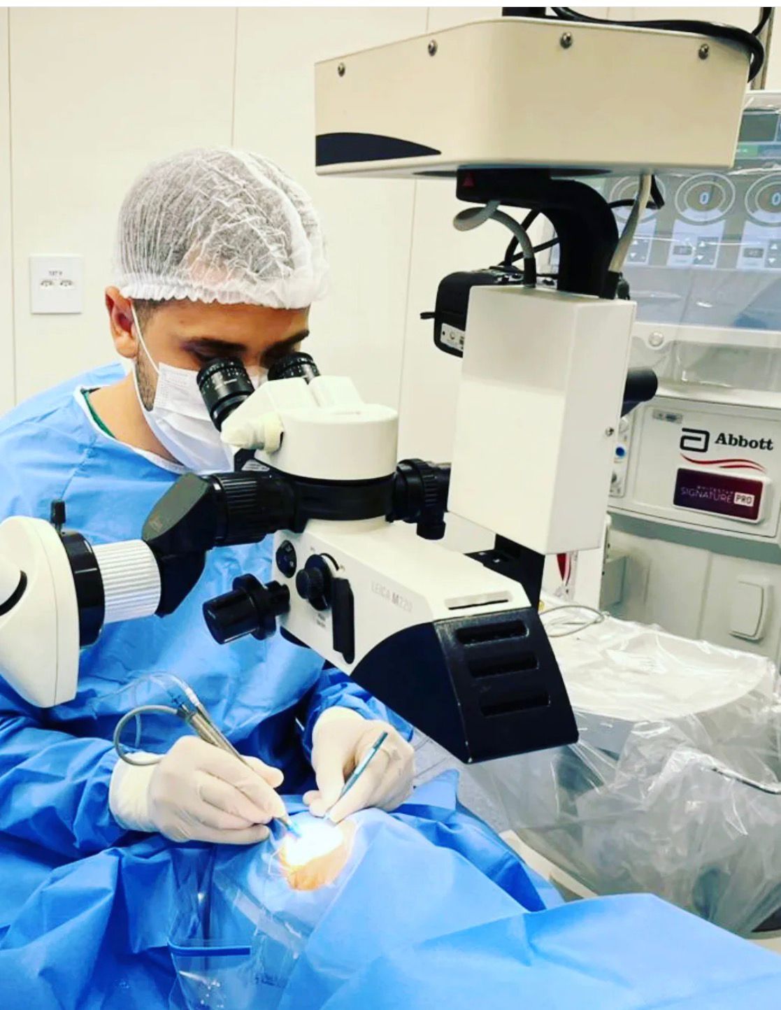Dr. Fernando Calixto durante cirurgia oftalmológica